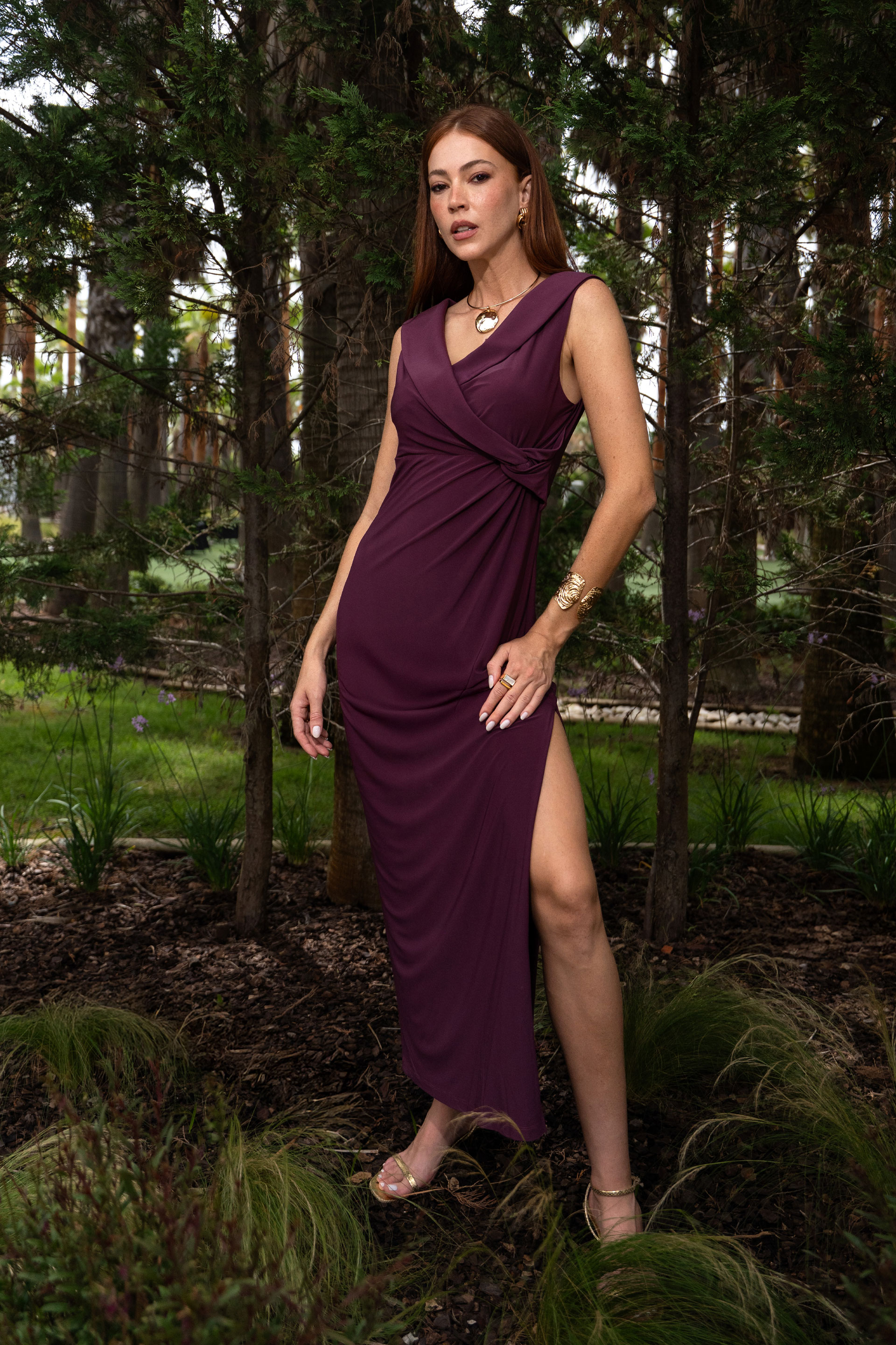 Vestido comprido em malha com decote em v e detalhe de nó