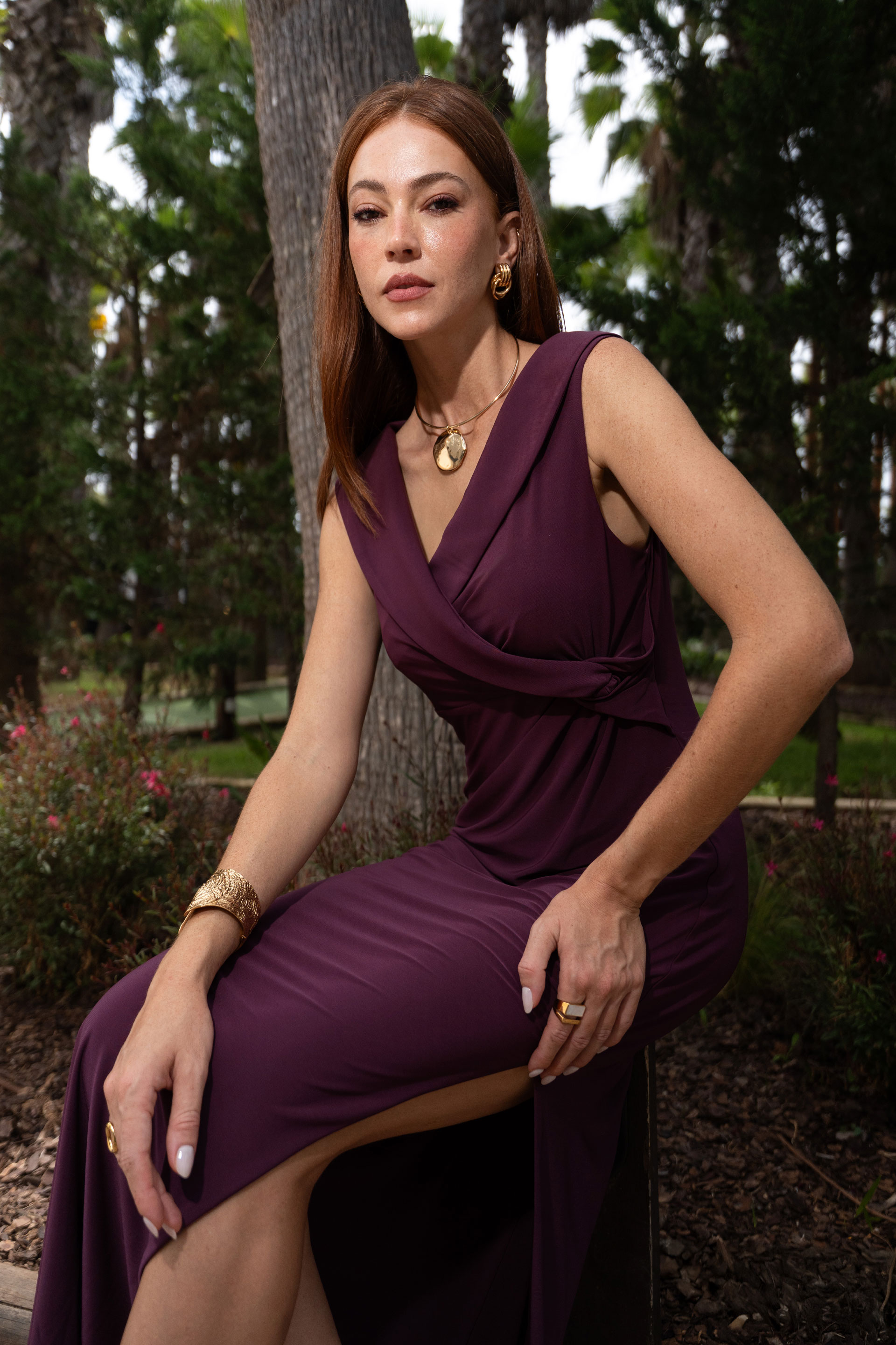 Vestido comprido em malha com decote em v e detalhe de nó