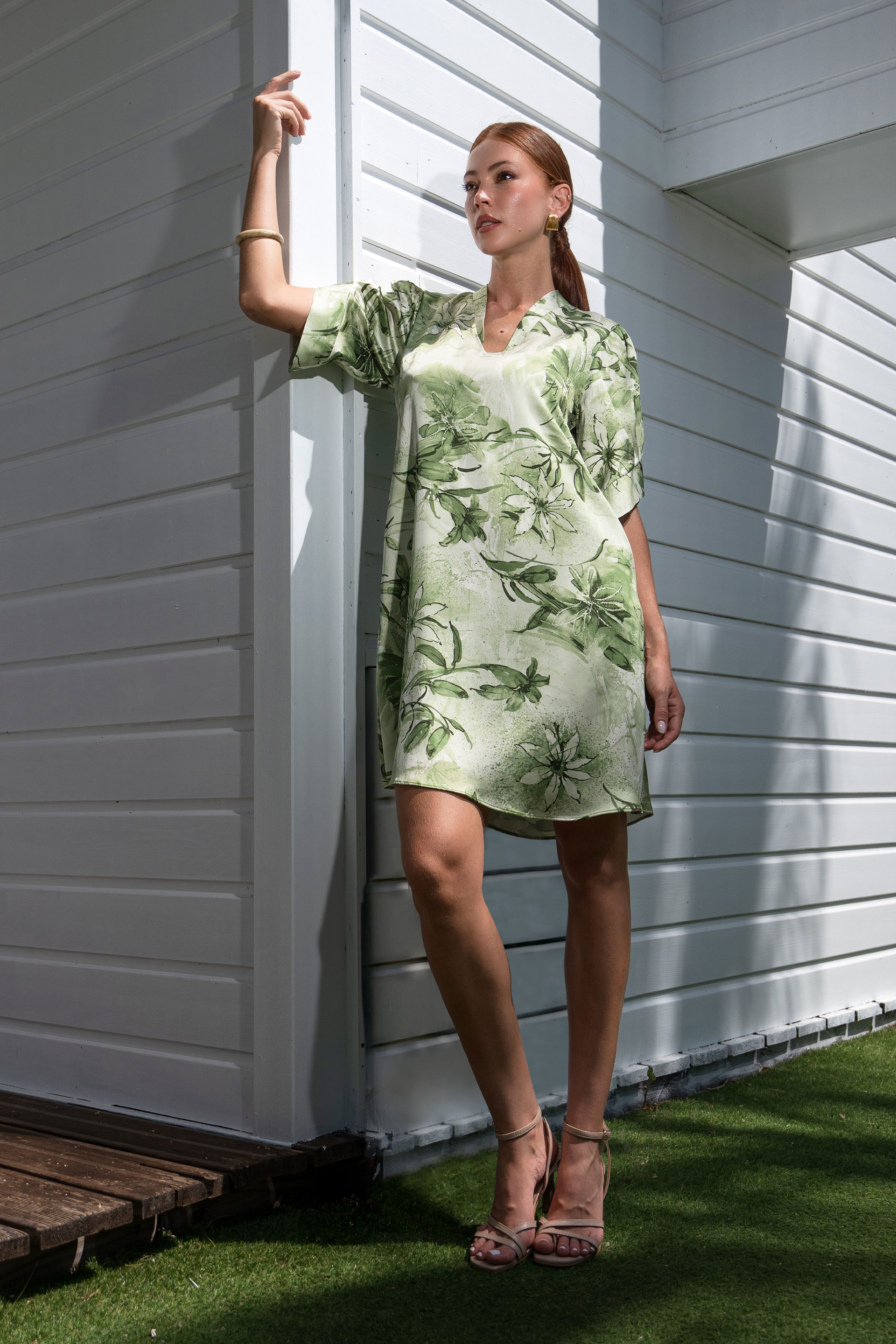 Robe fleurie satinée avec décolleté en v