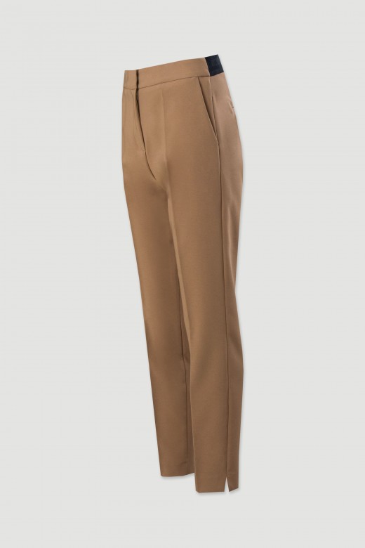 Pantaln clsico de tiro alto con detalle de cinturn elstico