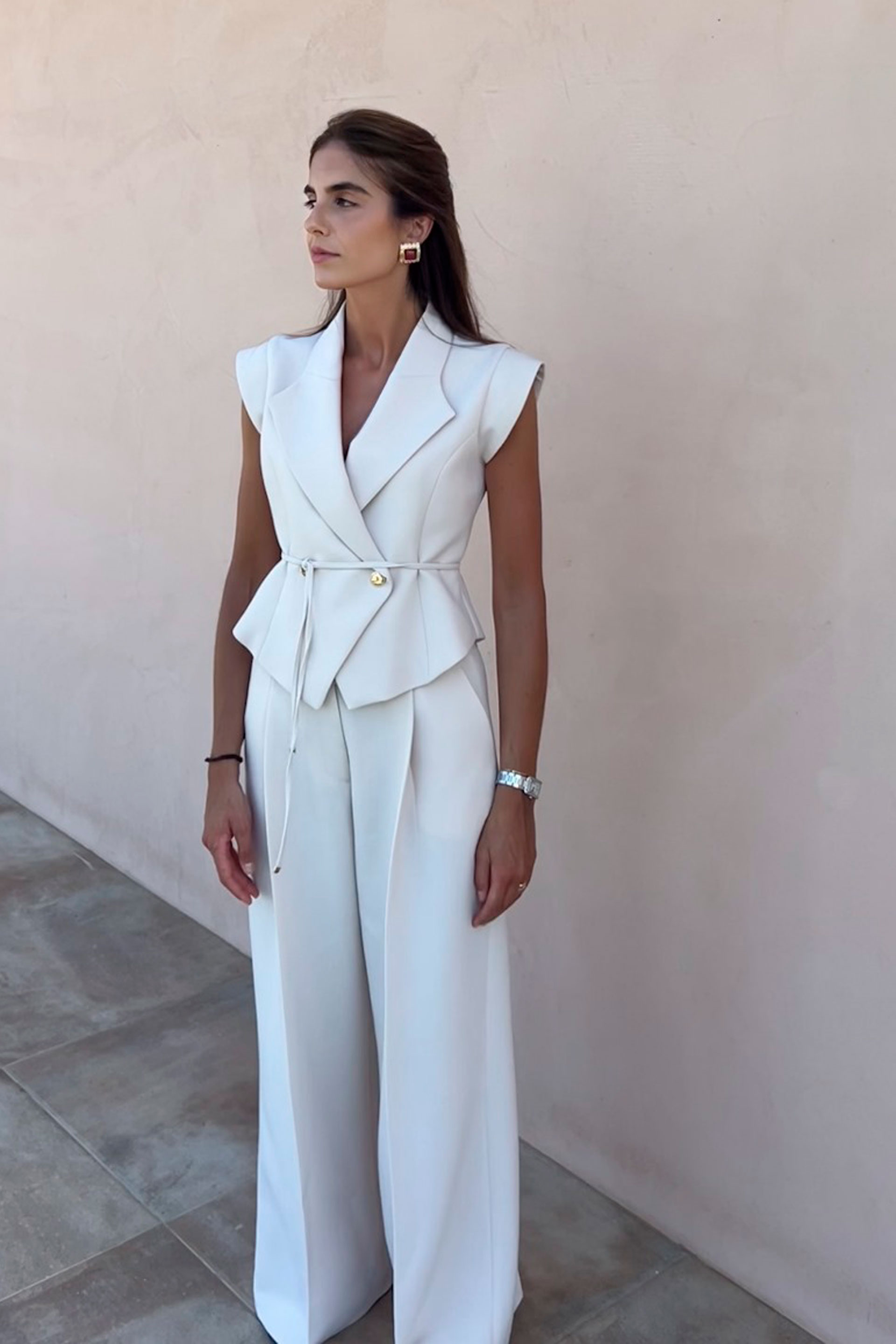 Chaleco clásico entallado con cierre cruzado