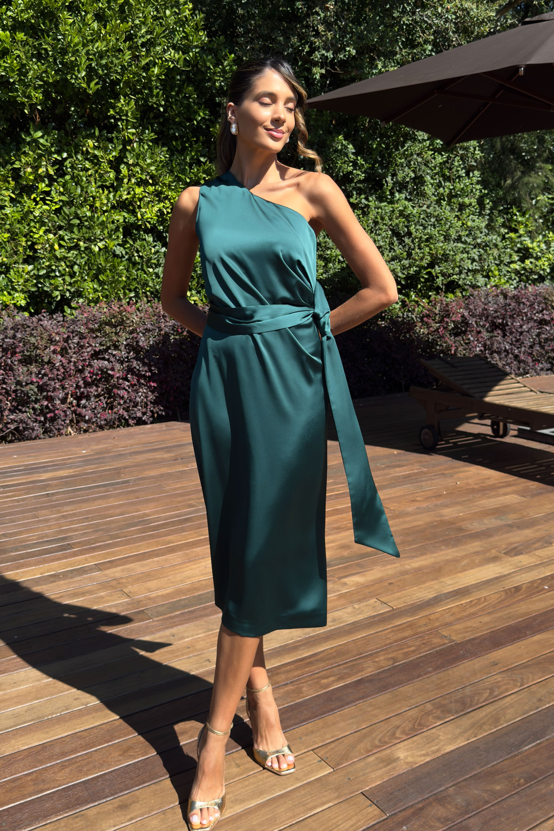 Vestido satinado con escote asimétrico y lazada en la cintura