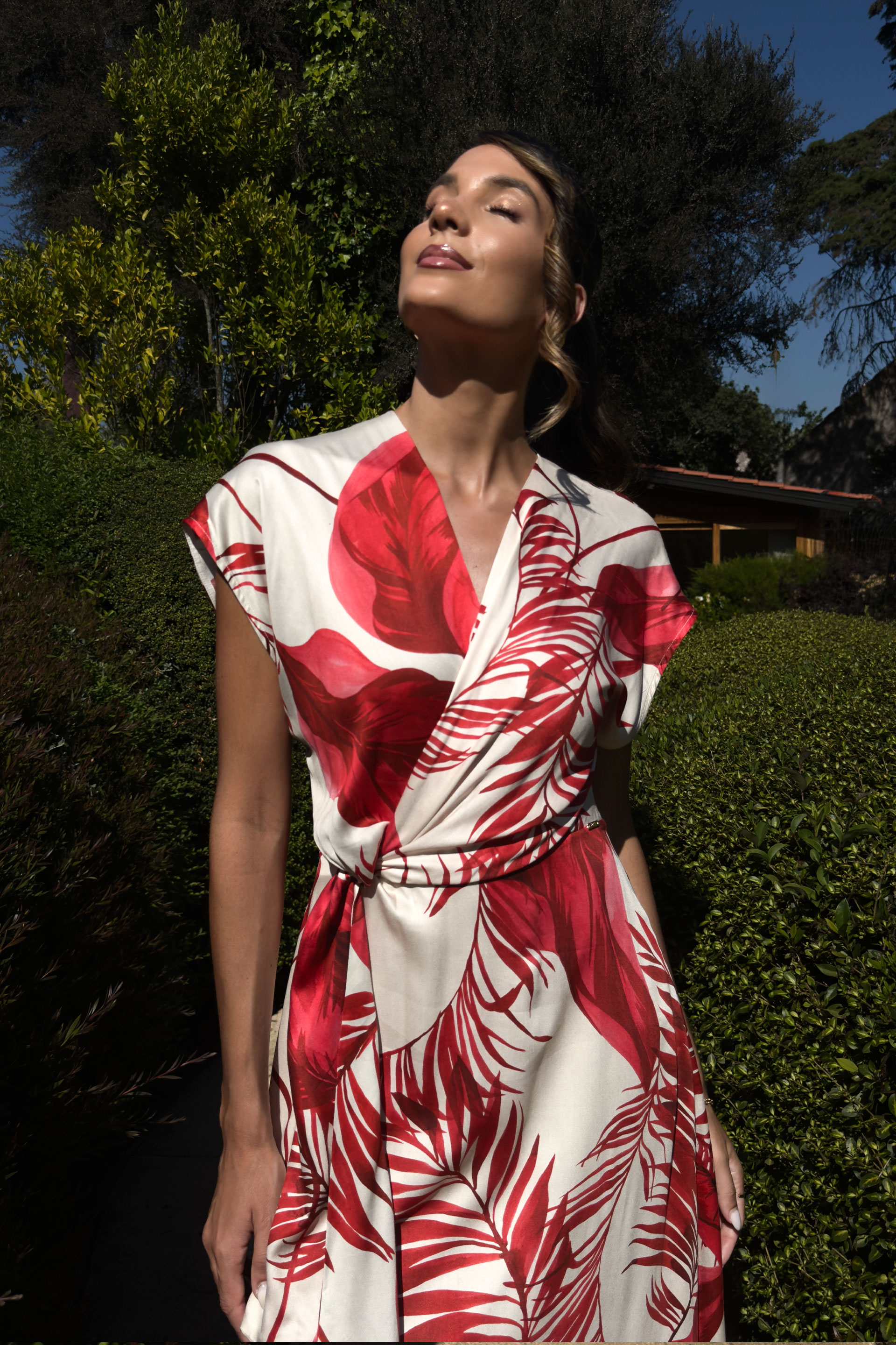 Vestido fluido entallado con estampado y efecto nudo