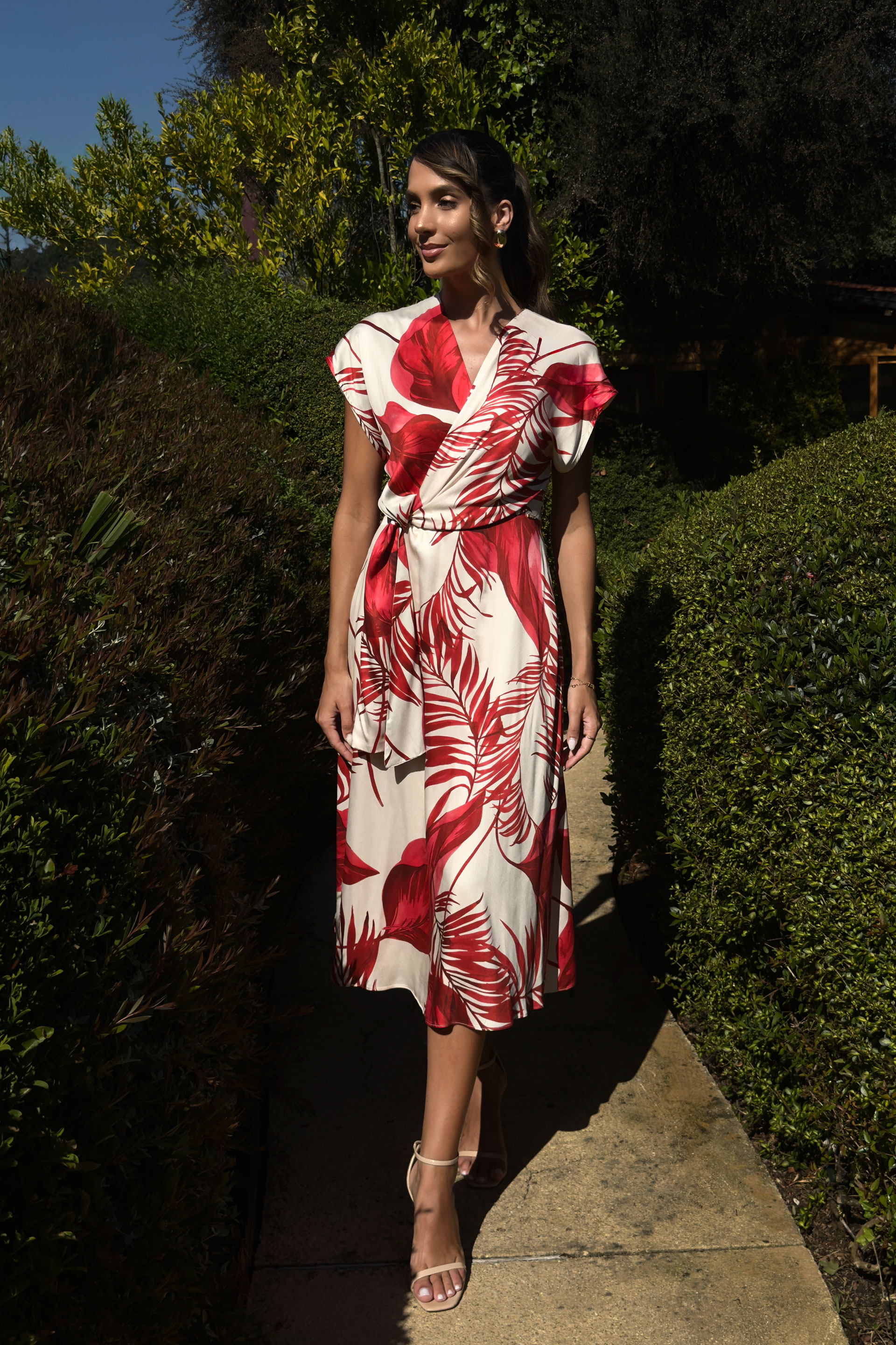 Vestido fluido entallado con estampado y efecto nudo