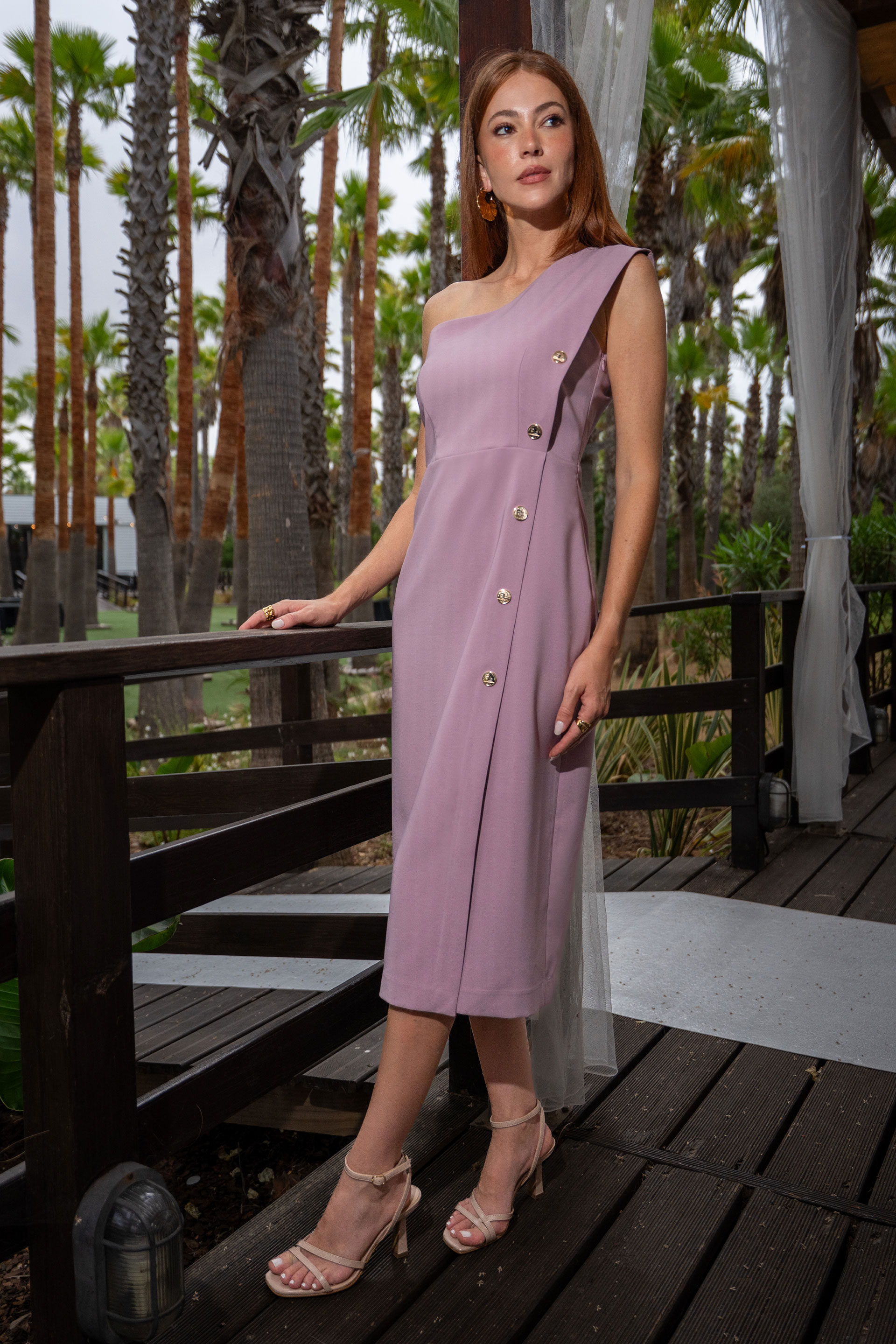 Vestido midi entallado con escote asimétrico