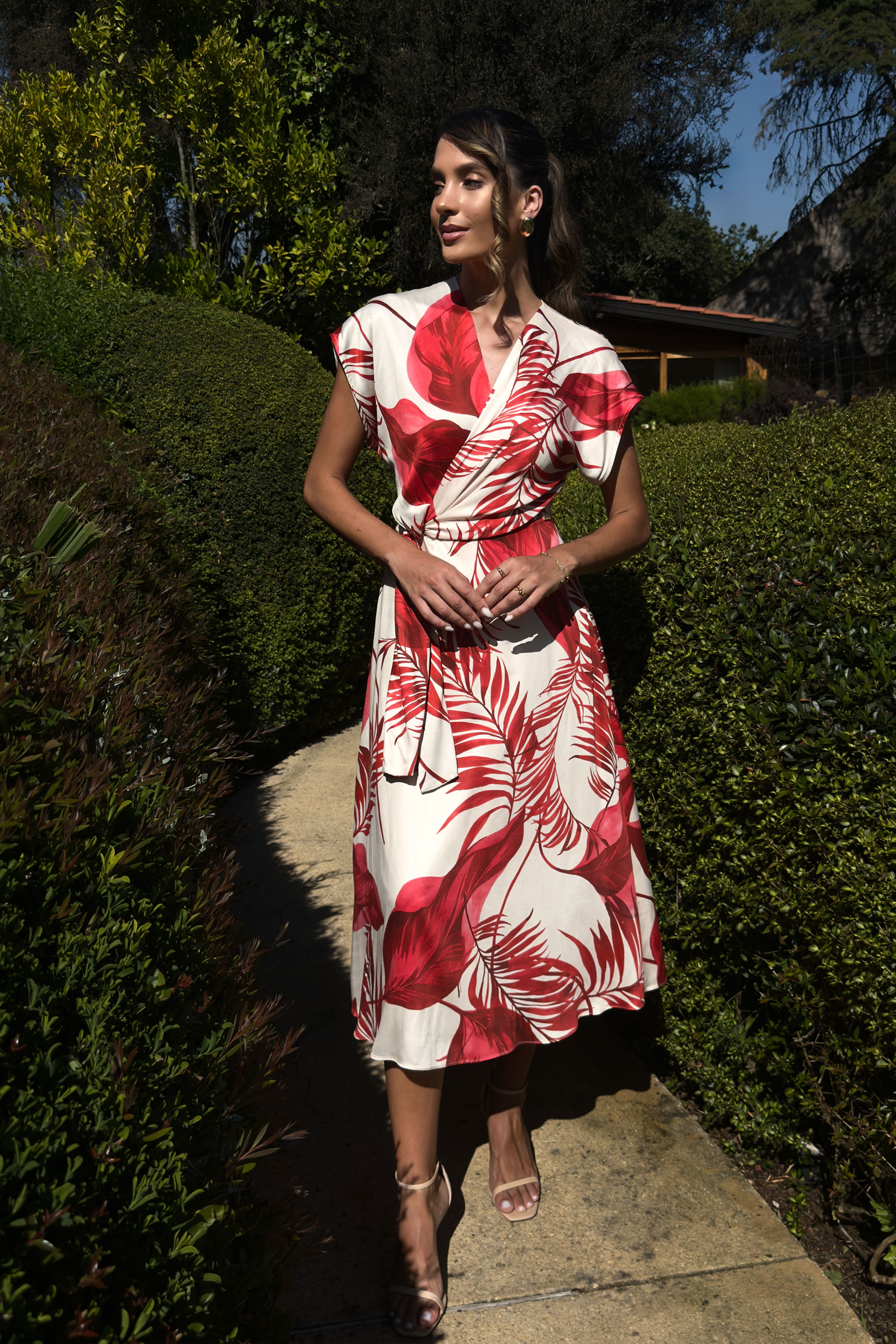 Vestido fluido entallado con estampado y efecto nudo