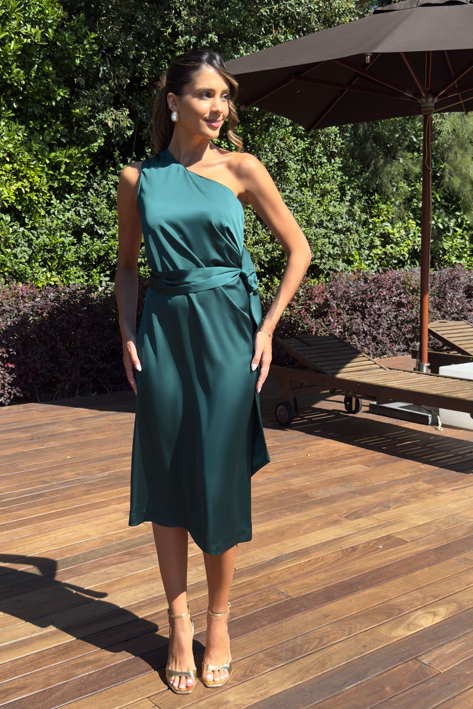 Vestido satinado con escote asimétrico y lazada en la cintura