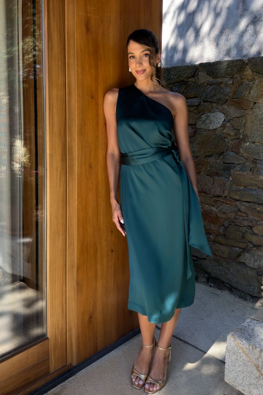 Vestido acetinado com decote assimtrico e laada na cintura