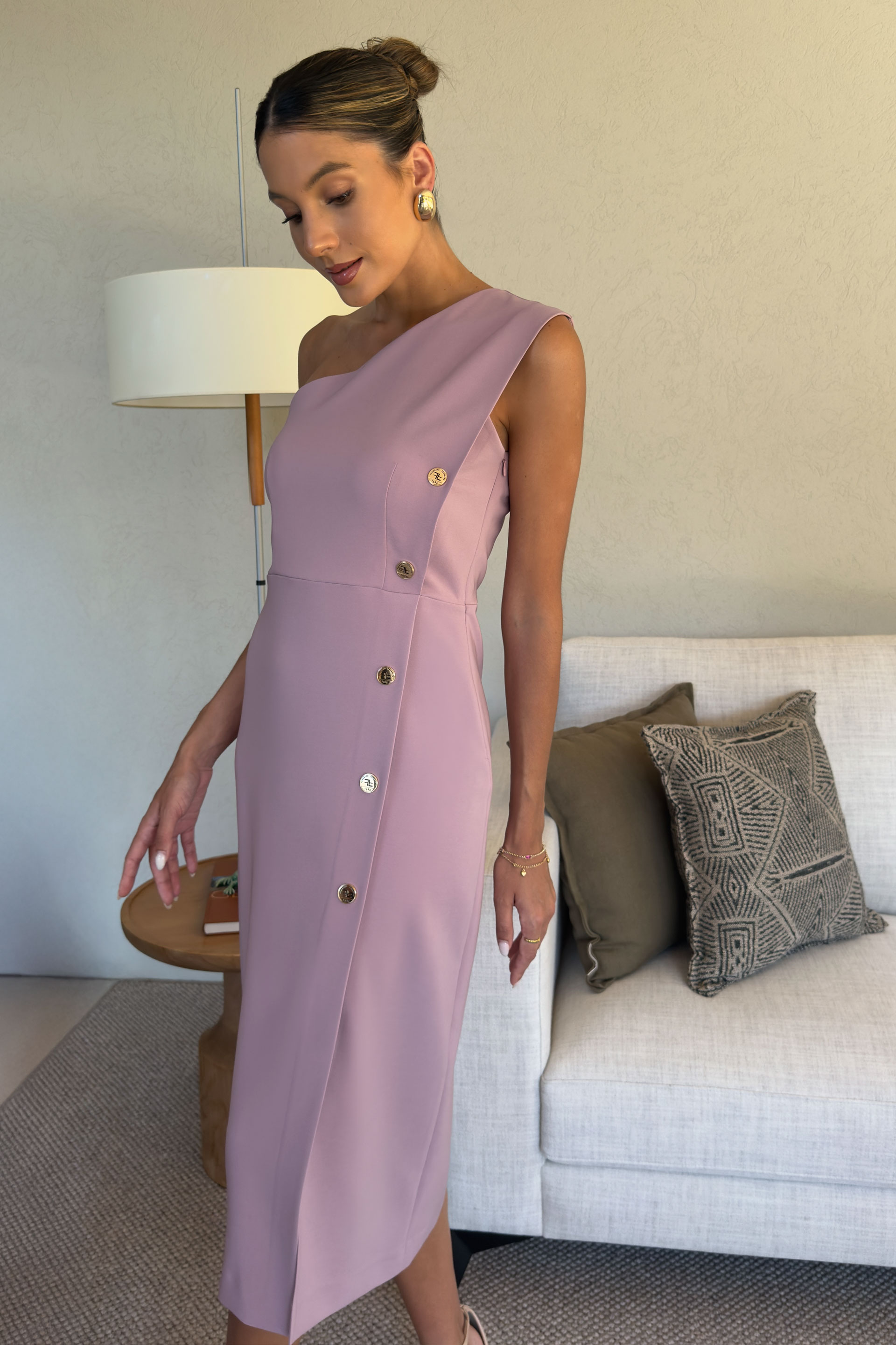 Vestido midi entallado con escote asimétrico