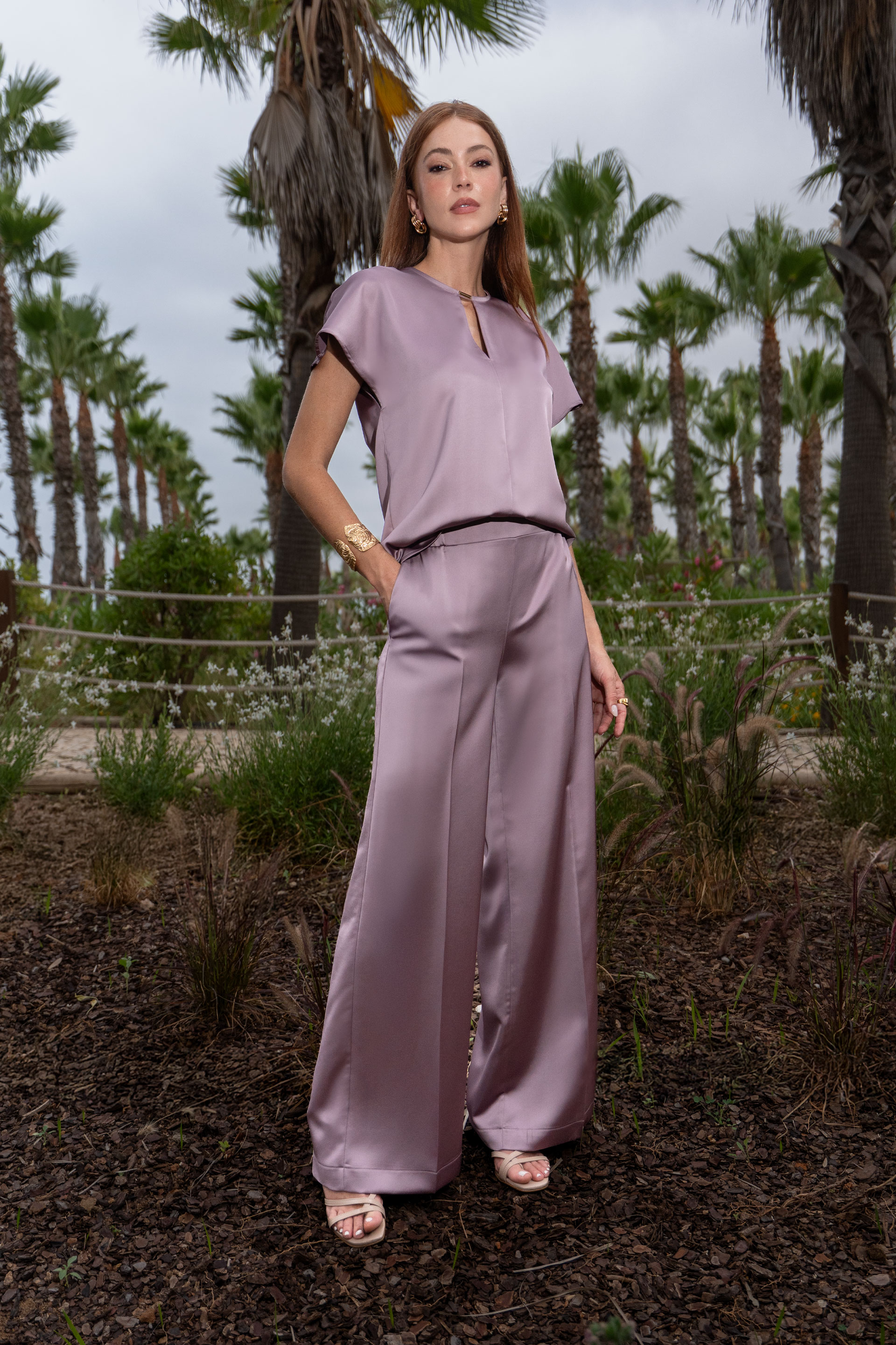 Calça wide leg acetinada