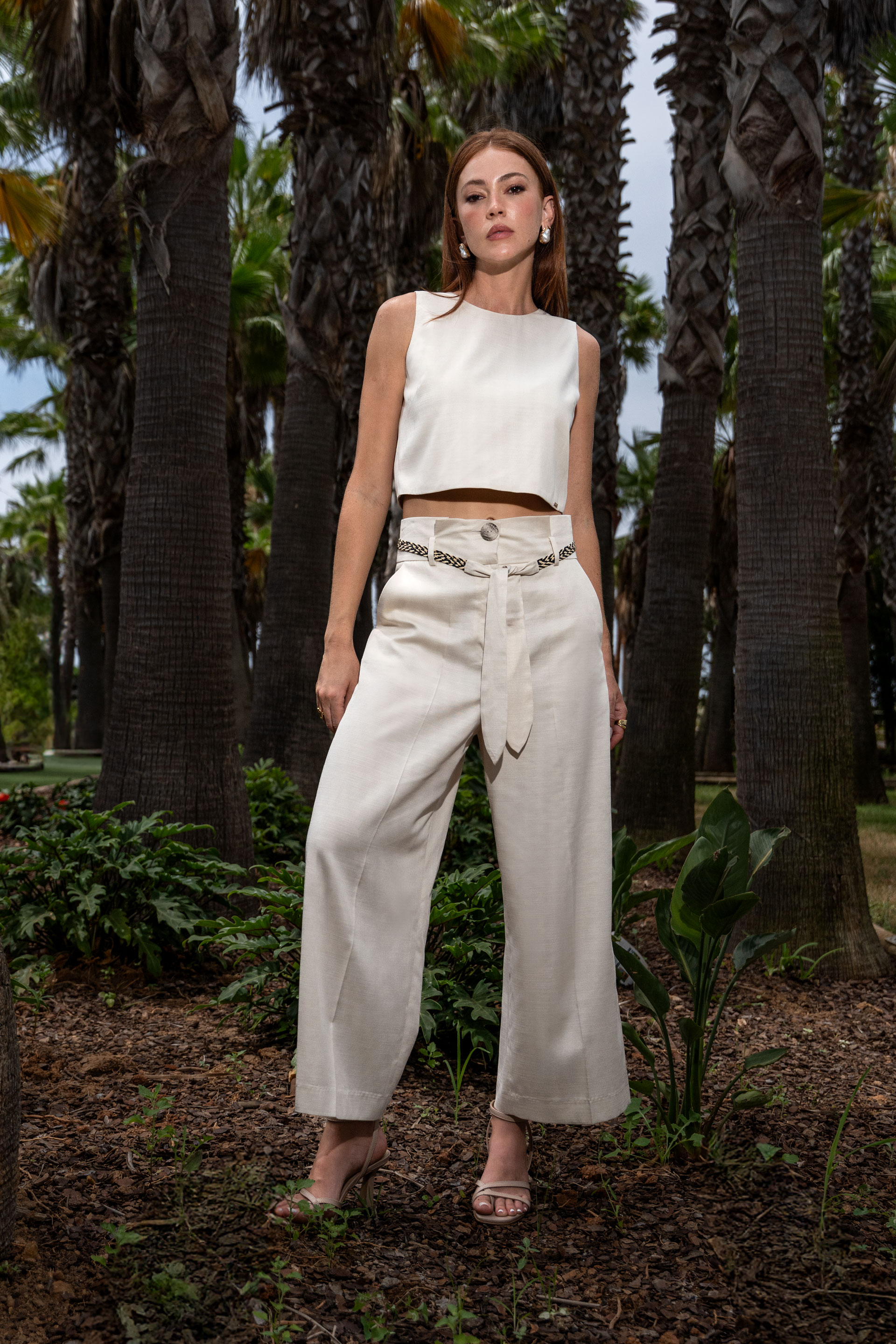 Calça curta wide leg em linho com cinto