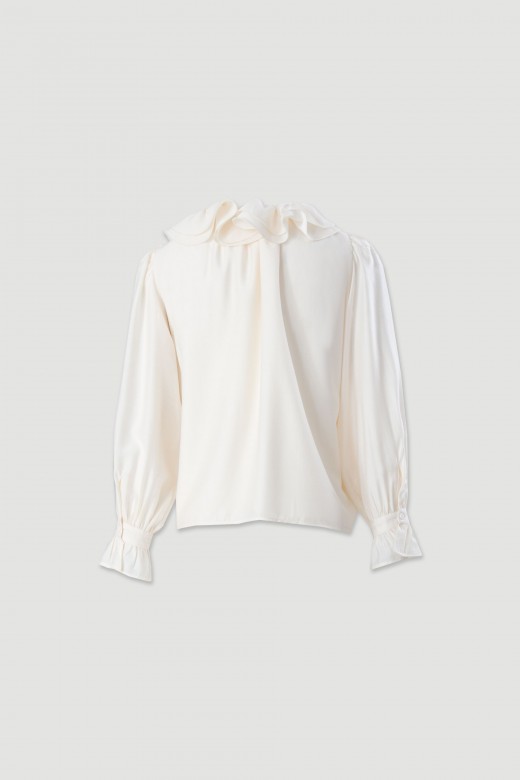 Blusa con cuello ondulado y mangas abullonadas