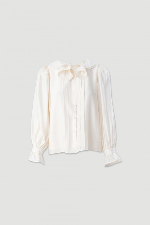Blusa con cuello ondulado y mangas abullonadas