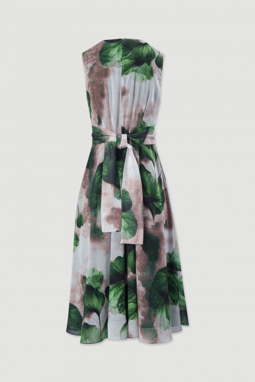 Vestido midi estampado com detalhe de pregas e cinto