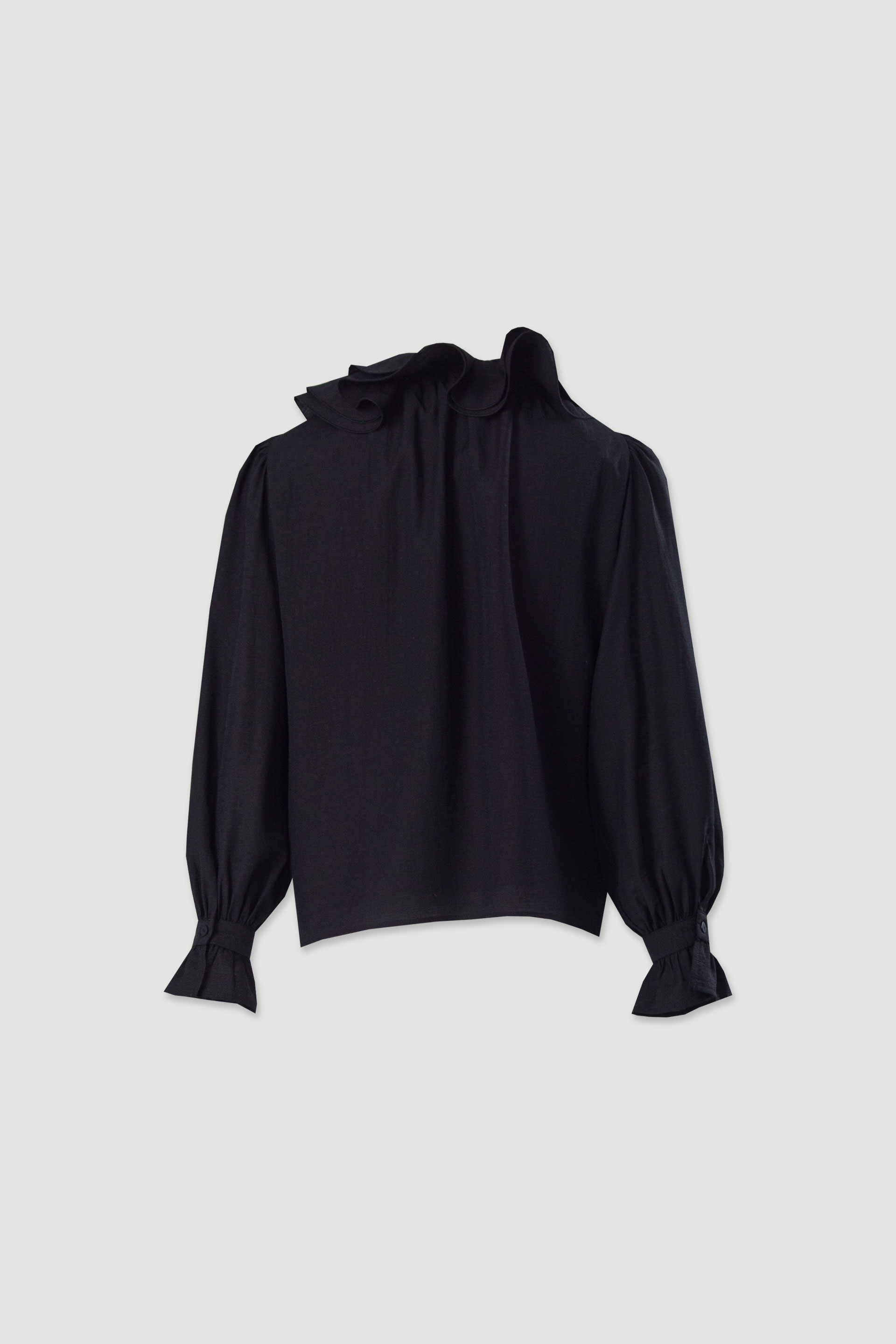 Blusa com gola ondulada e mangas bufantes