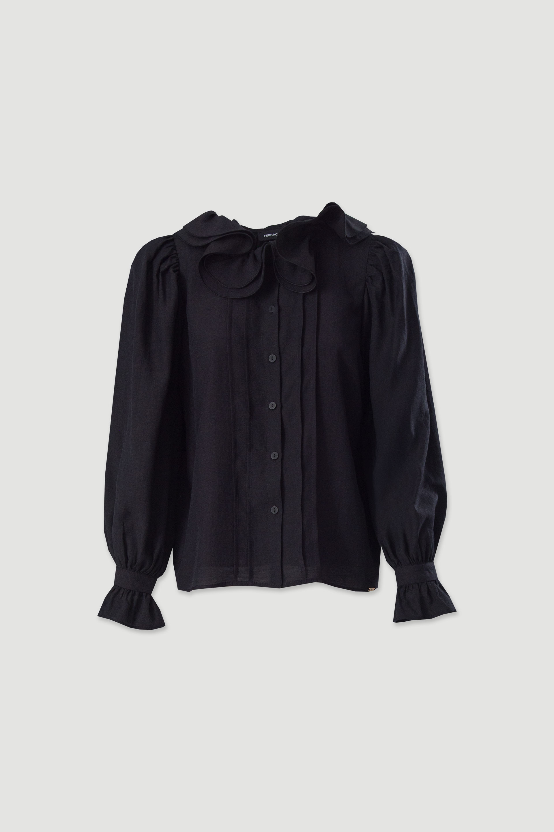 Blusa com gola ondulada e mangas bufantes