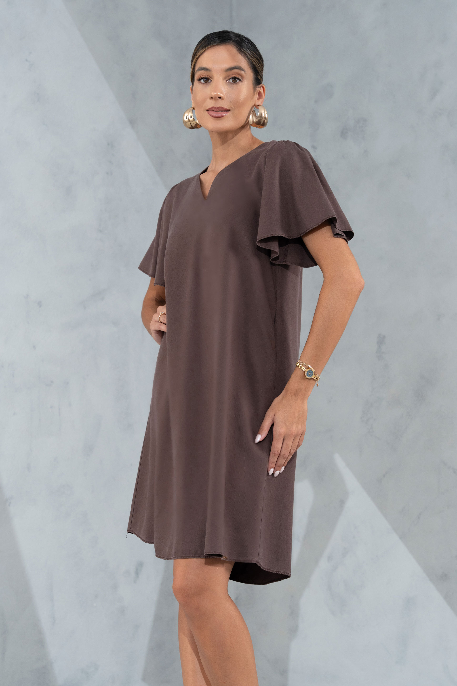 Vestido corto fluido con mangas de volante