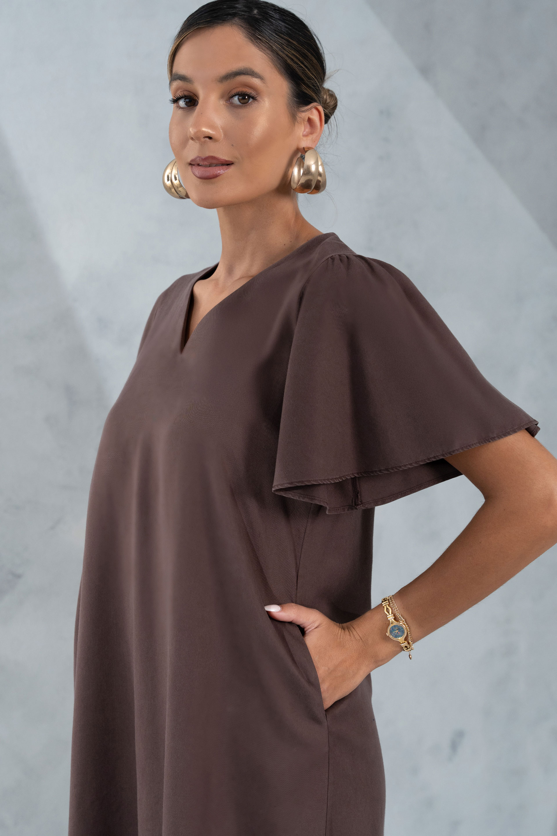 Vestido corto fluido con mangas de volante