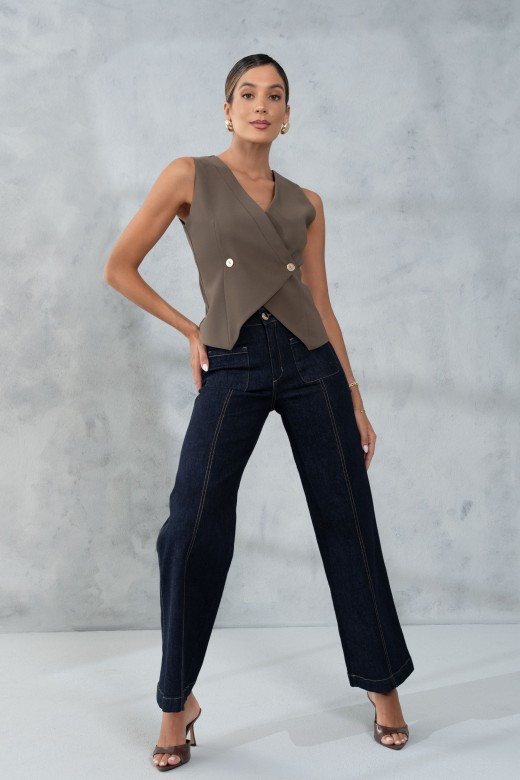 Jeans staight com costura em contraste