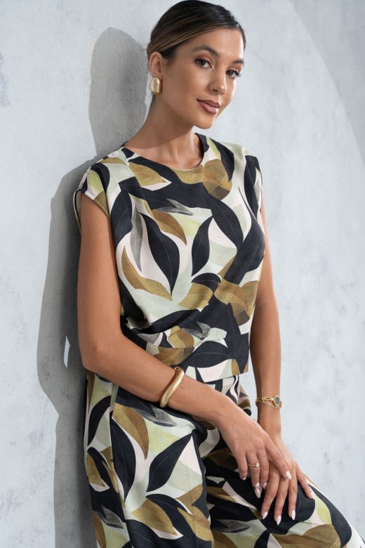 Blusa estampada con detalle de pliegues en el hombro