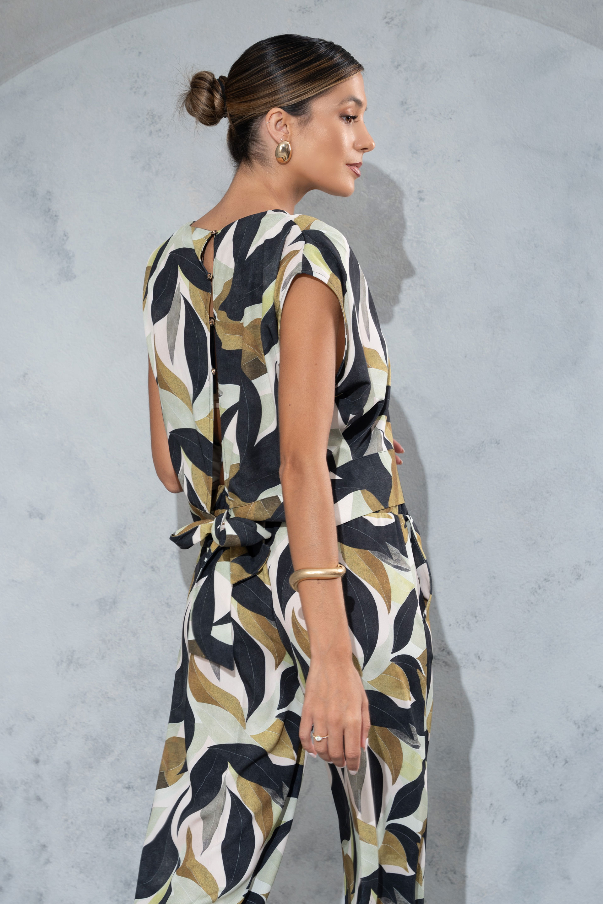 Blusa estampada com detalhe de pregas no ombro