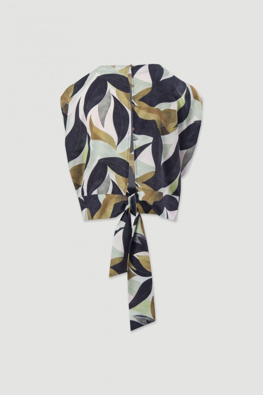 Blusa estampada com detalhe de pregas no ombro