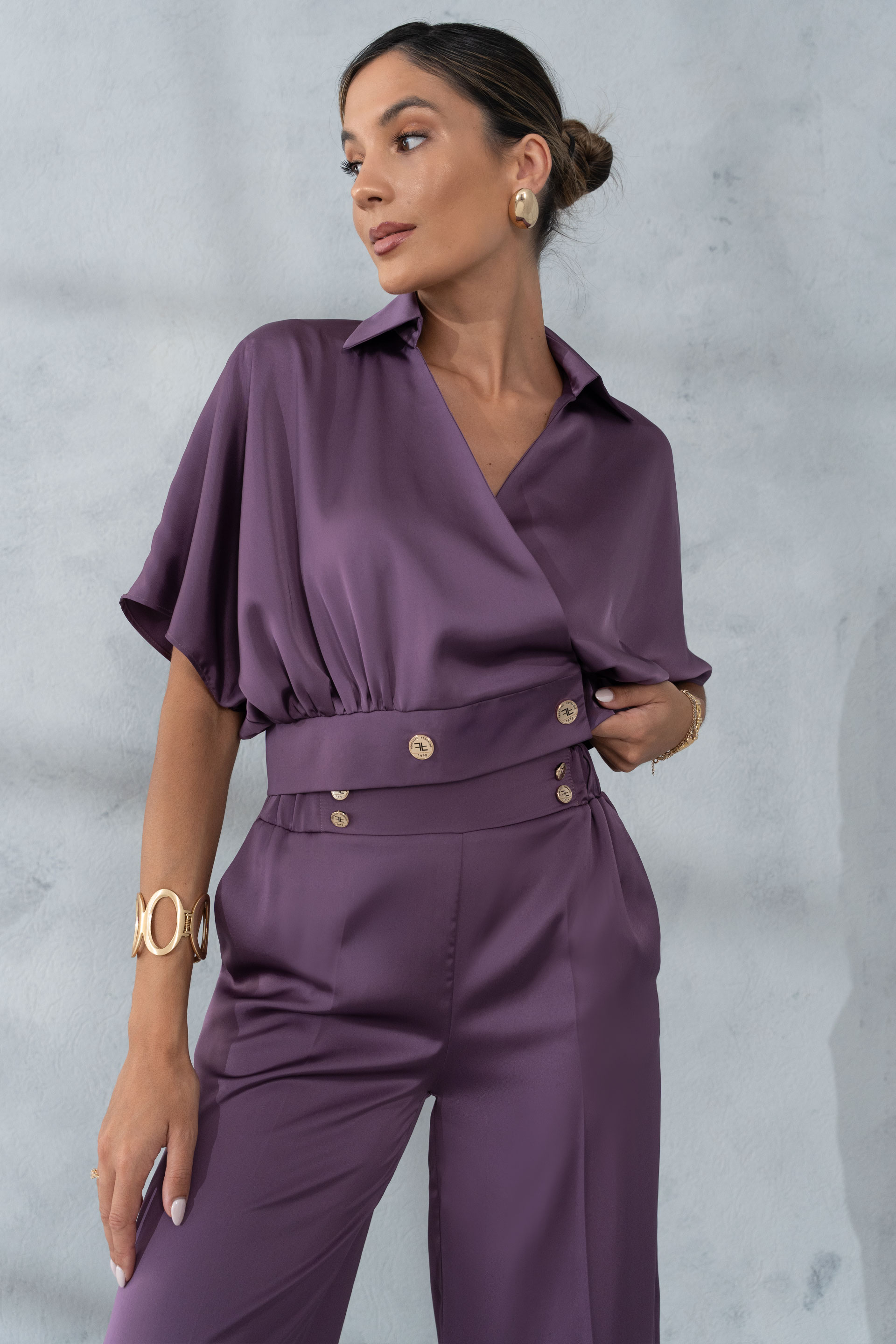 Blusa curta acetinada com decote em trespasse