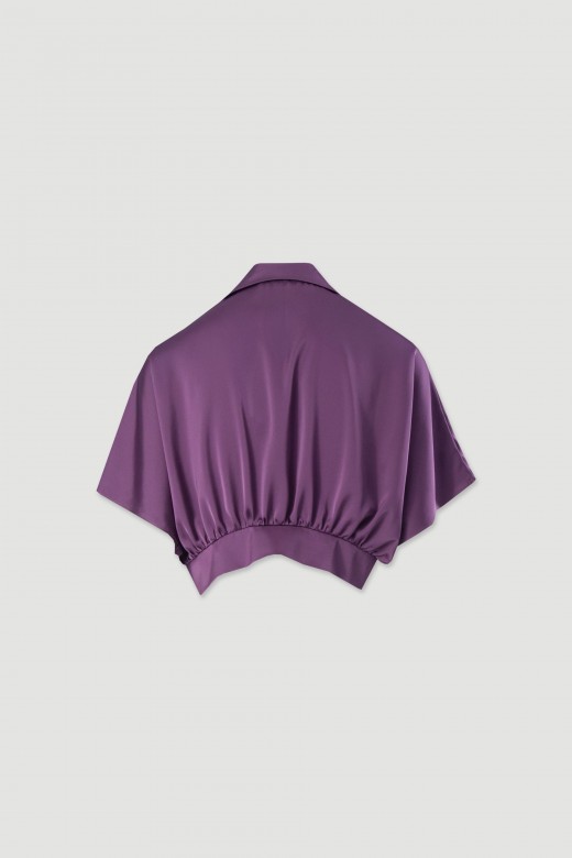 Blusa curta acetinada com decote em trespasse Blusa curta acetinada com decote em trespasse