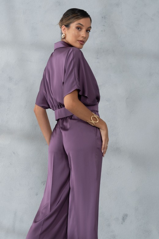 Blusa curta acetinada com decote em trespasse Blusa curta acetinada com decote em trespasse