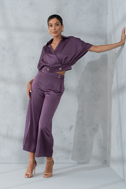 Blusa curta acetinada com decote em trespasse Blusa curta acetinada com decote em trespasse