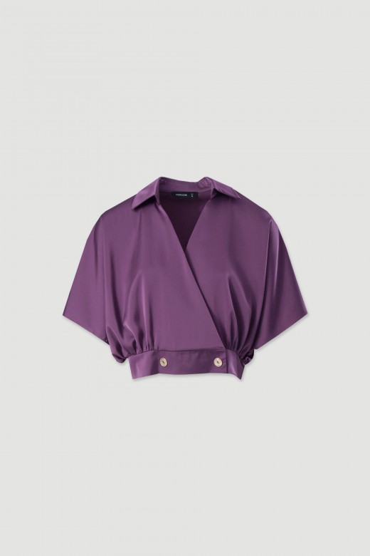 Blusa curta acetinada com decote em trespasse Blusa curta acetinada com decote em trespasse