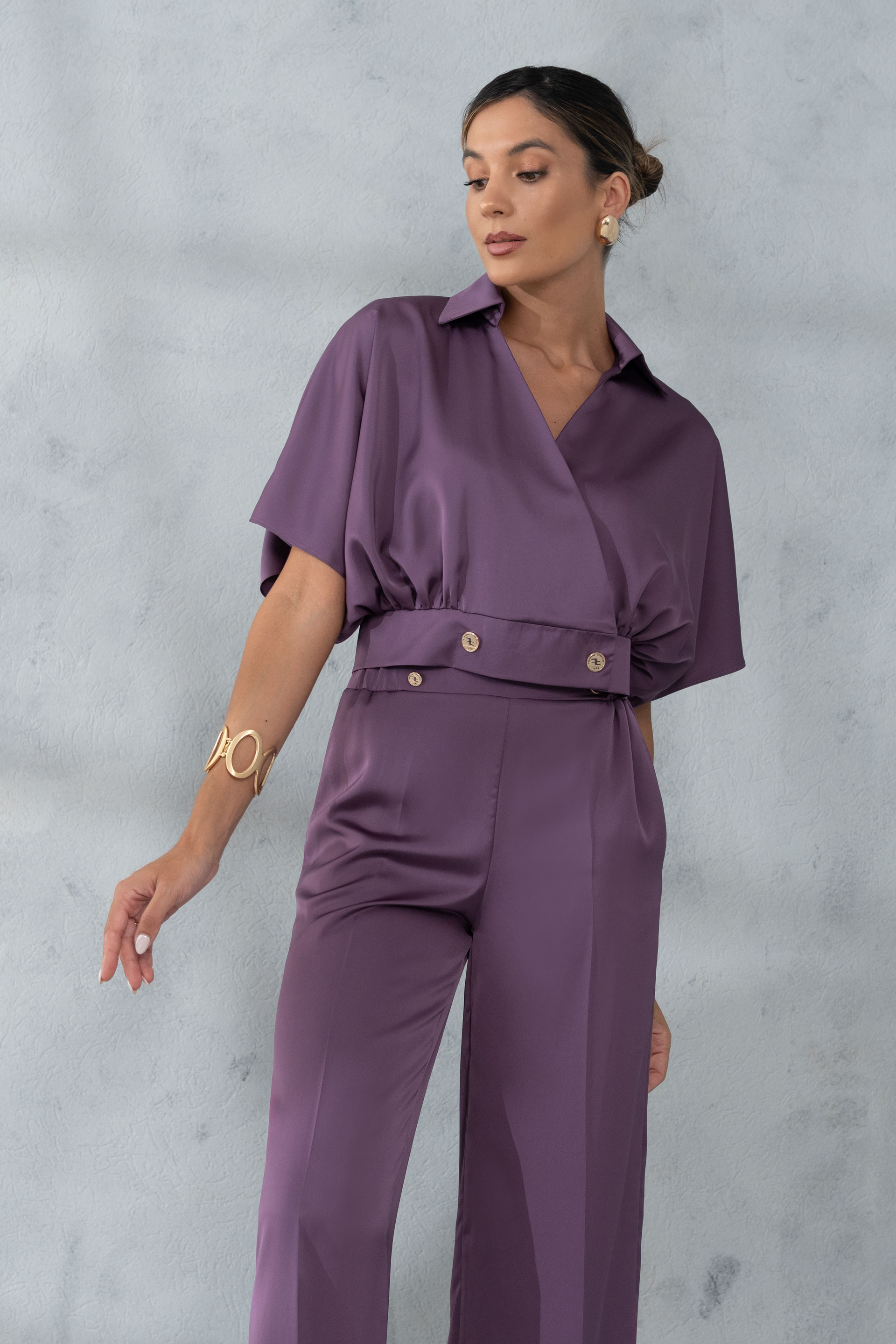 Blusa curta acetinada com decote em trespasse