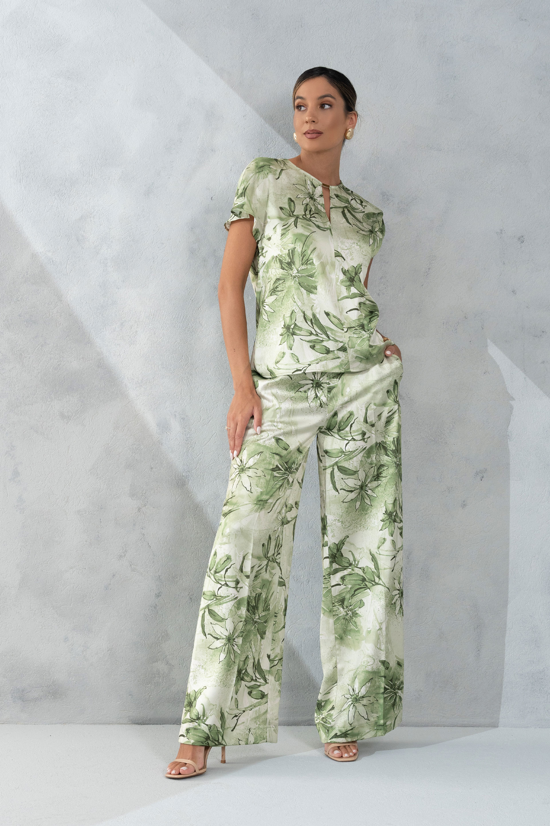 Calça wide leg estampada em tecido acetinado