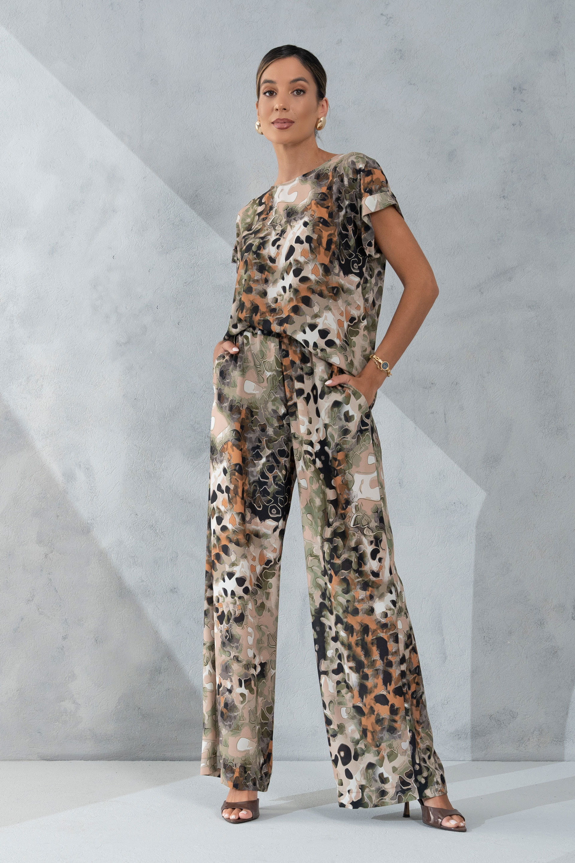 Calças fluidas estampadas de cintura subida