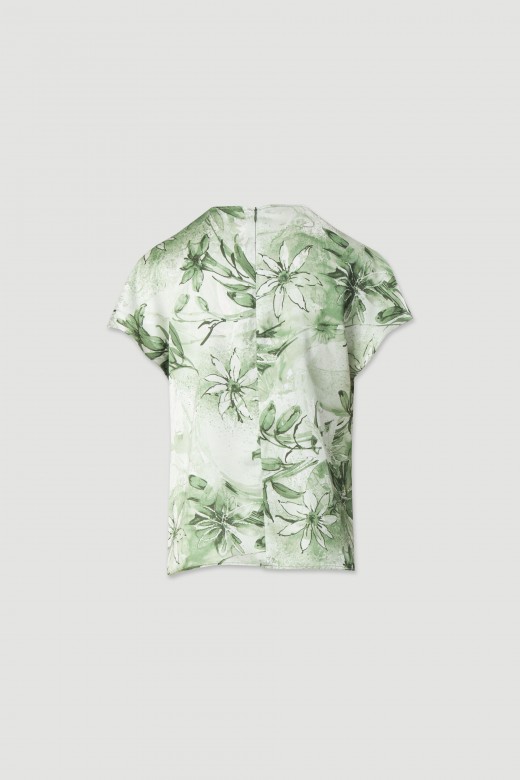 Túnica acetinada estampada com detalhe metálico no decote Túnica acetinada estampada com detalhe metálico no decote