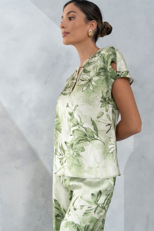 Túnica acetinada estampada com detalhe metálico no decote Túnica acetinada estampada com detalhe metálico no decote