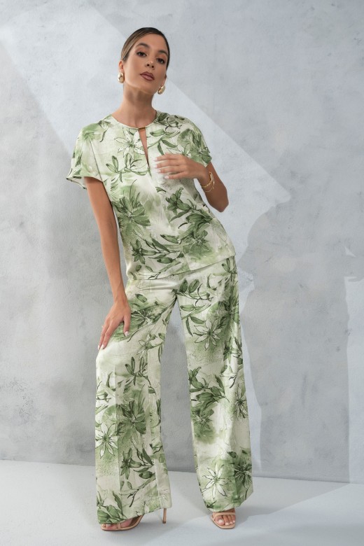 Túnica acetinada estampada com detalhe metálico no decote Túnica acetinada estampada com detalhe metálico no decote