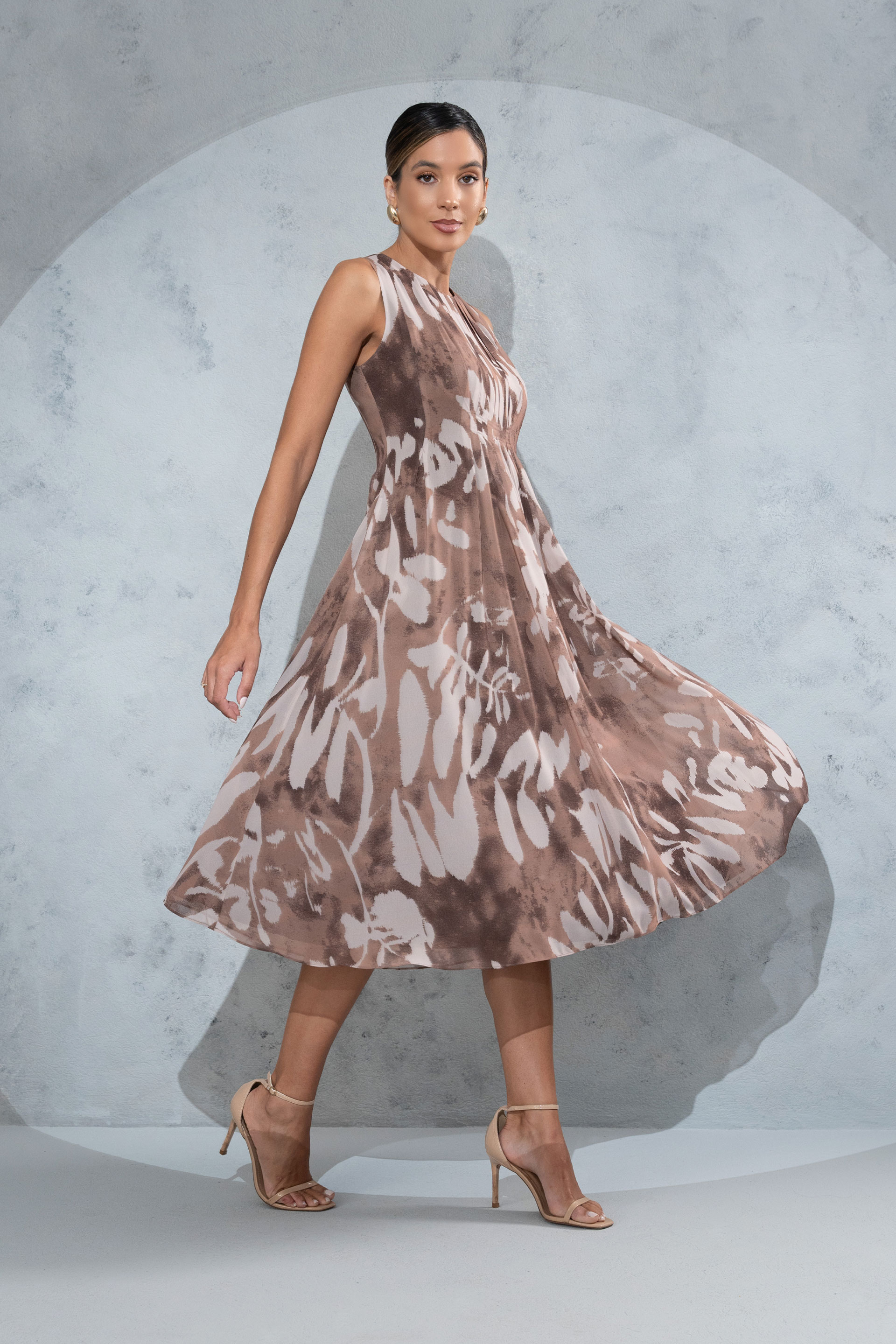 Robe midi fluide imprimée avec détail de plis