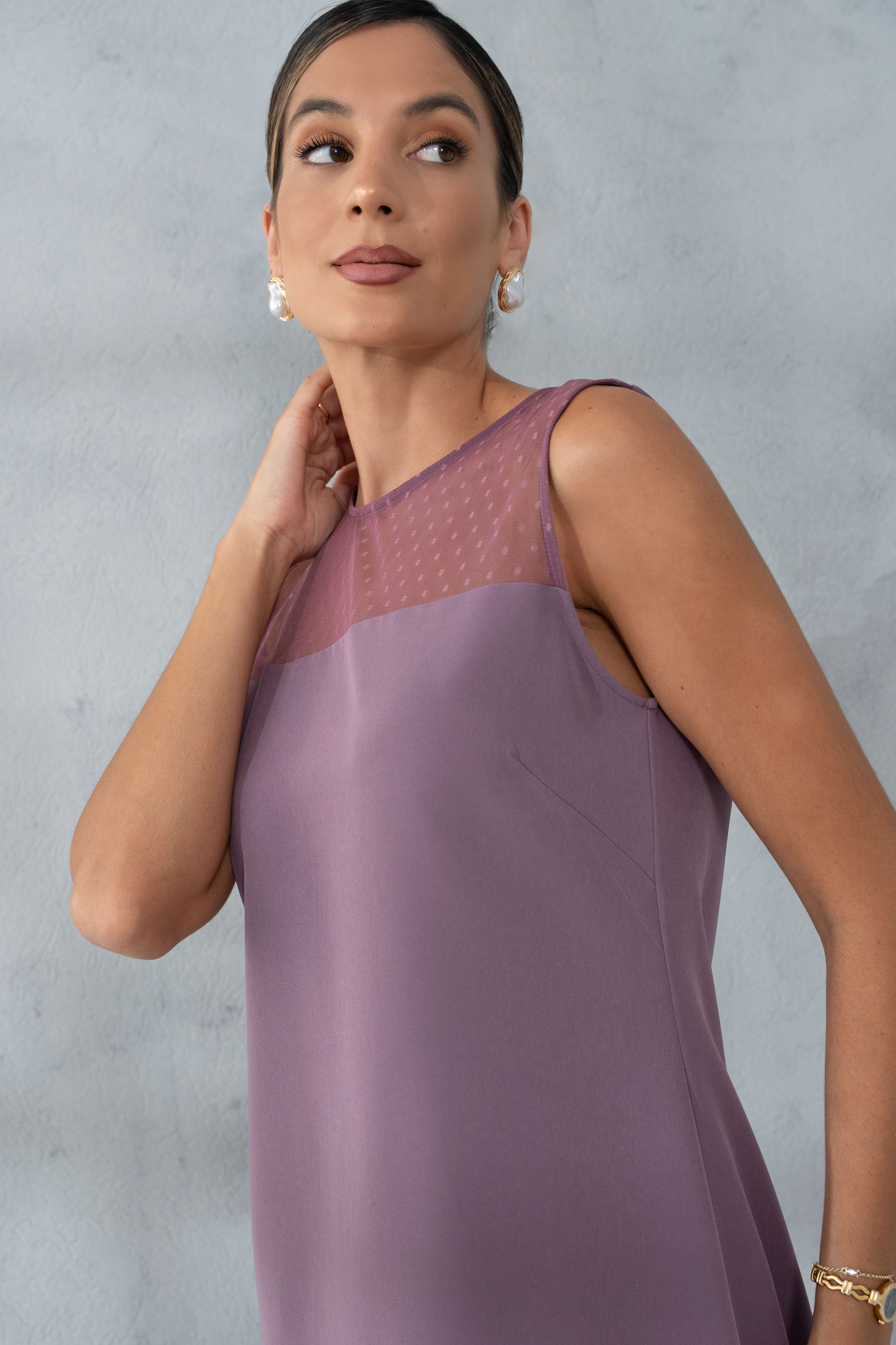 Vestido clássico cintado com detalhe em tule