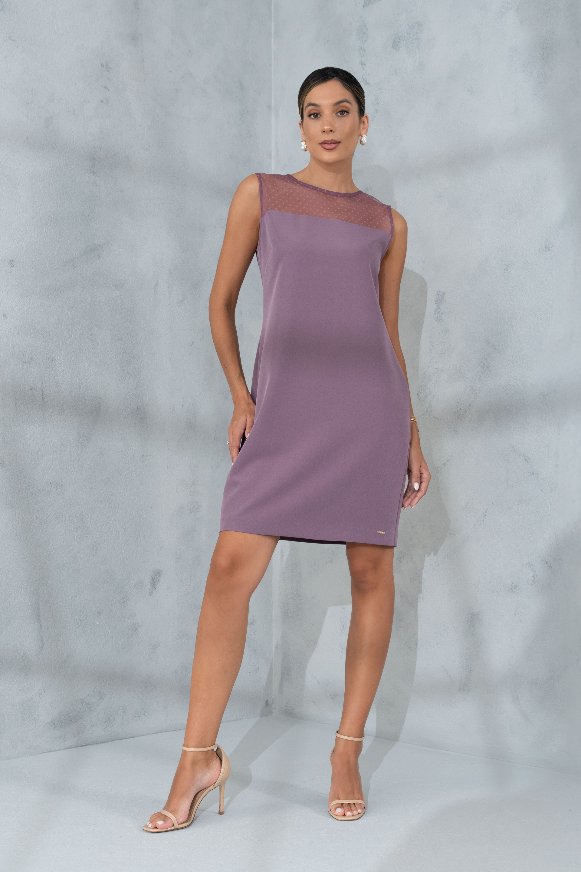 Vestido clássico cintado com detalhe em tule