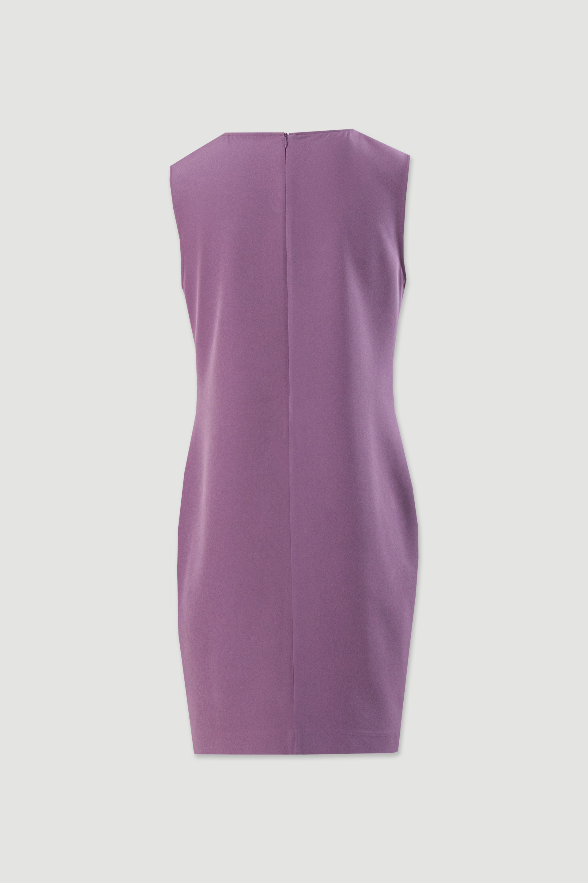 Vestido clássico cintado com detalhe em tule