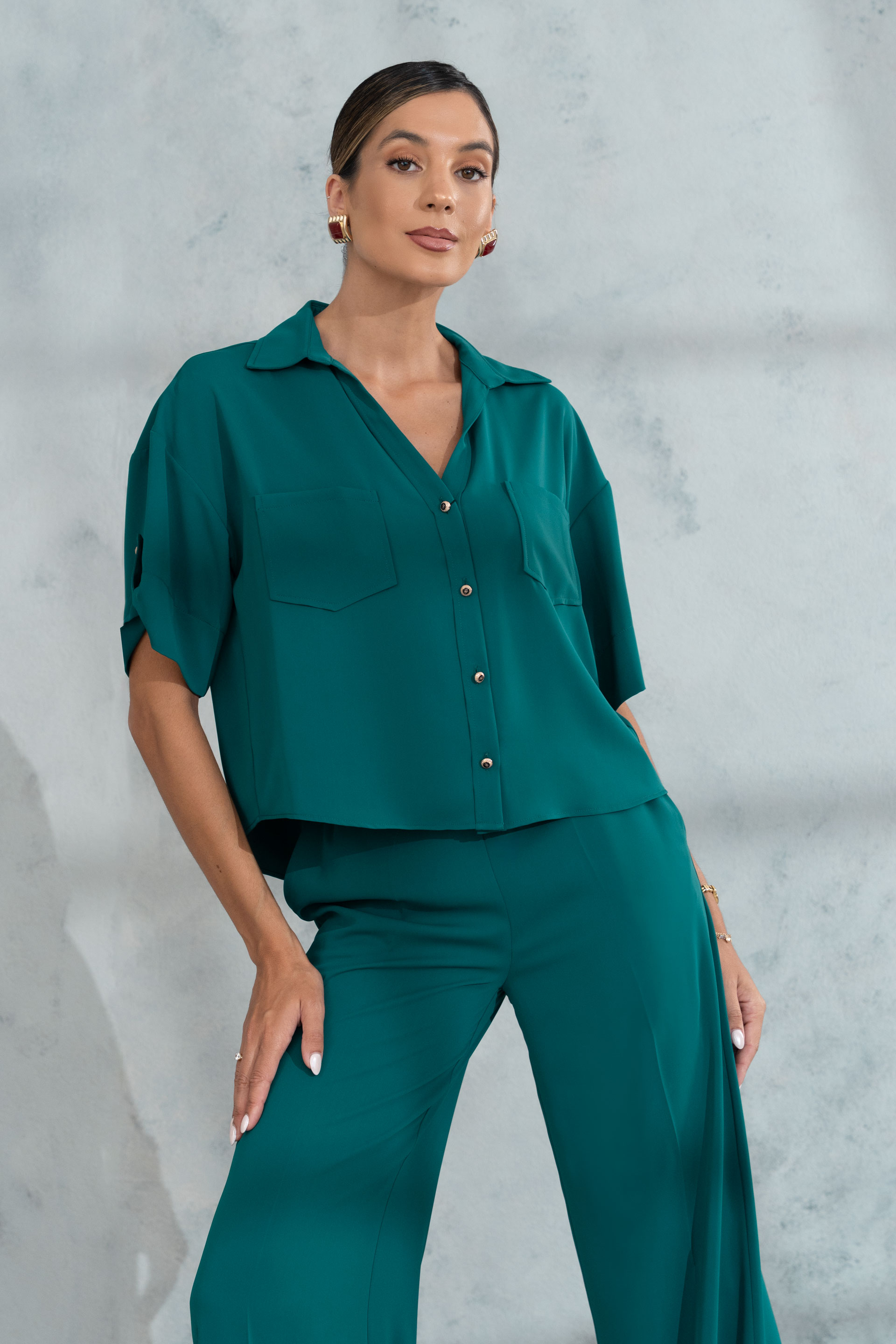 Short fluid blouse in 100% cotton with v-neckline