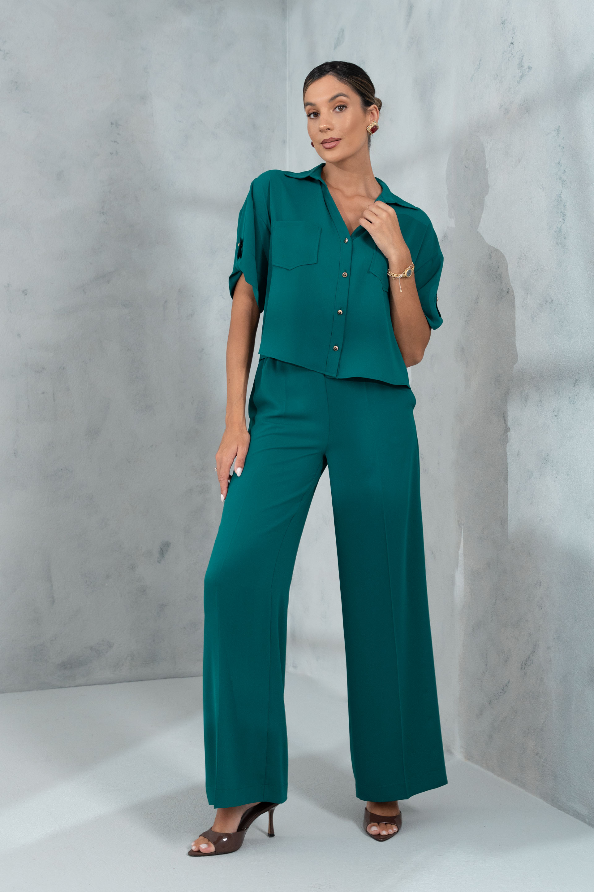 Calça wide leg em tecido fluido