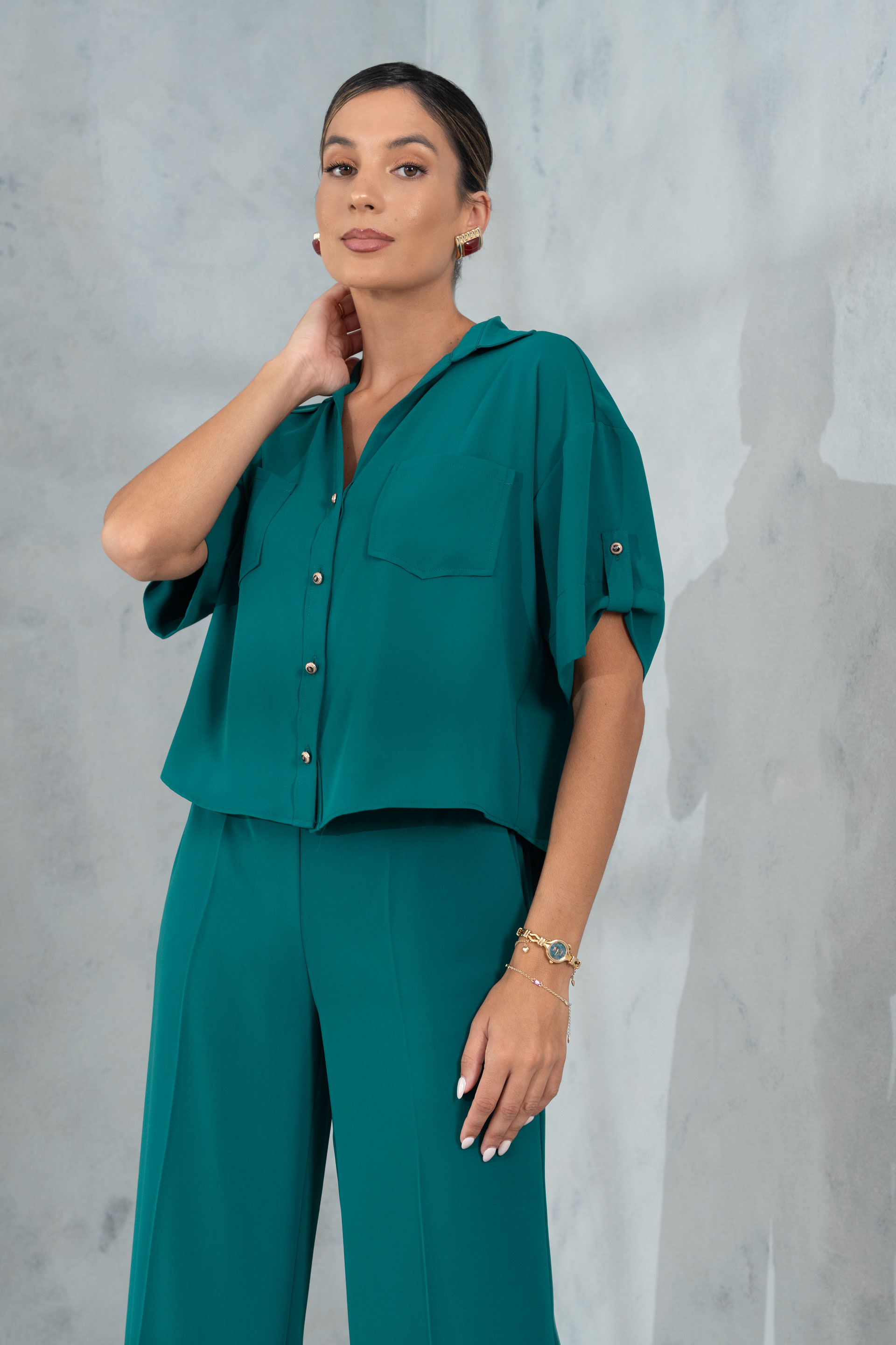 Short fluid blouse in 100% cotton with v-neckline