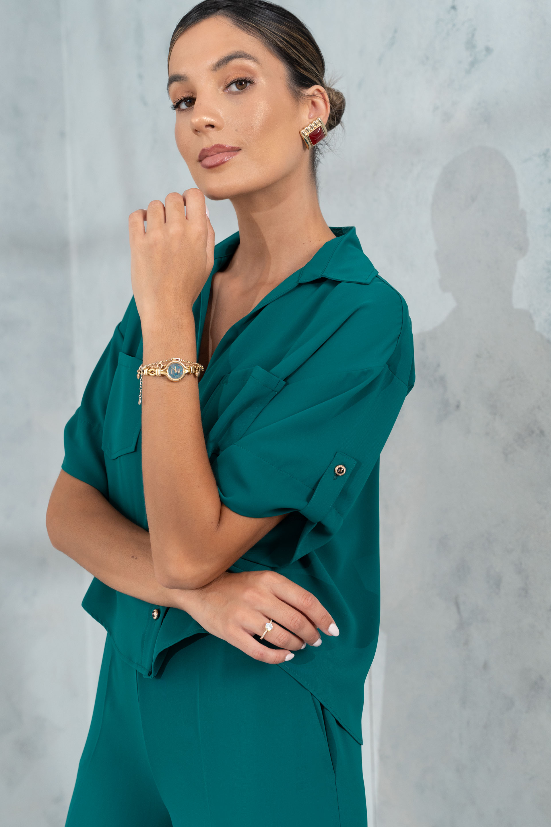 Short fluid blouse in 100% cotton with v-neckline