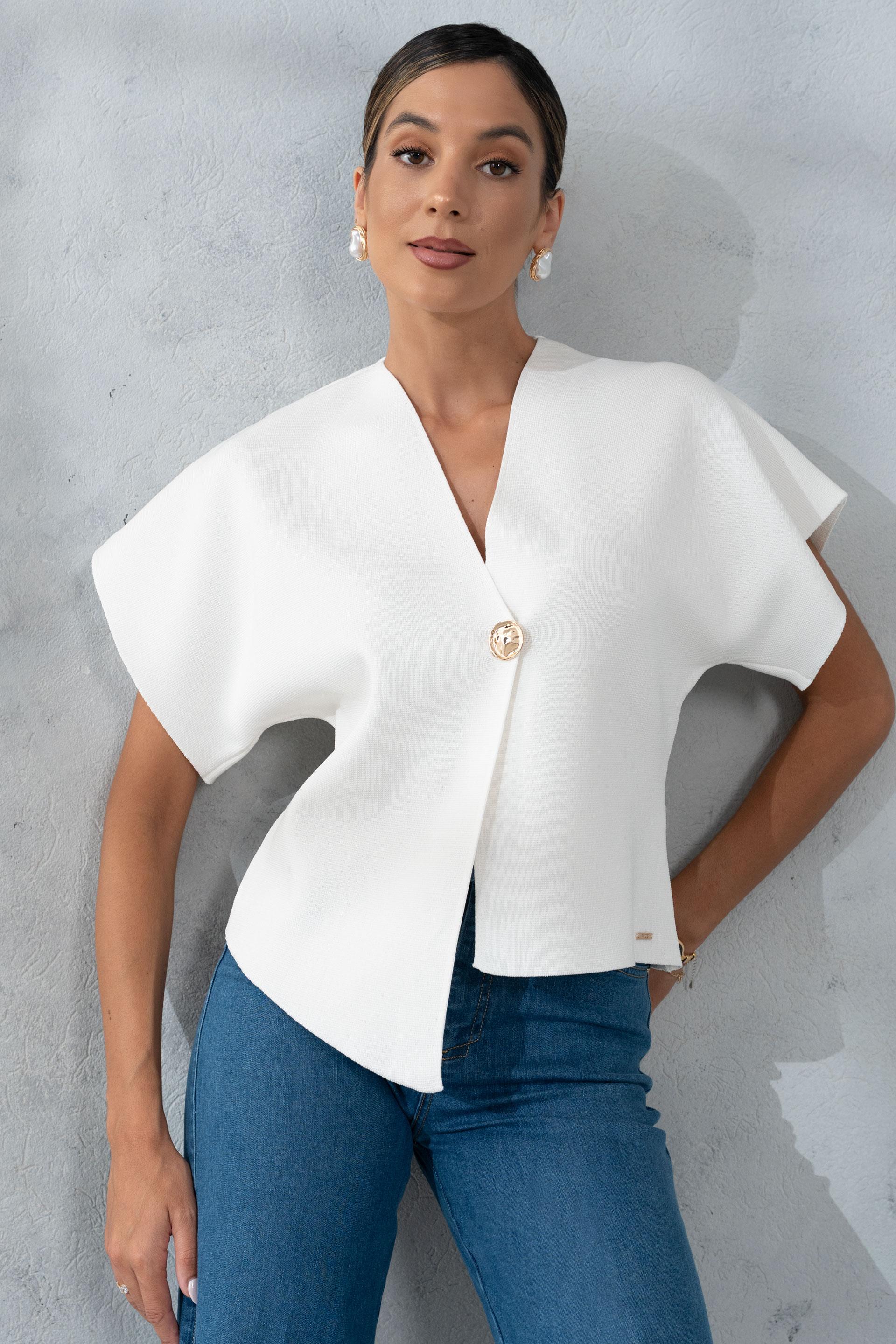 Casaco curto em malha com botão dourado