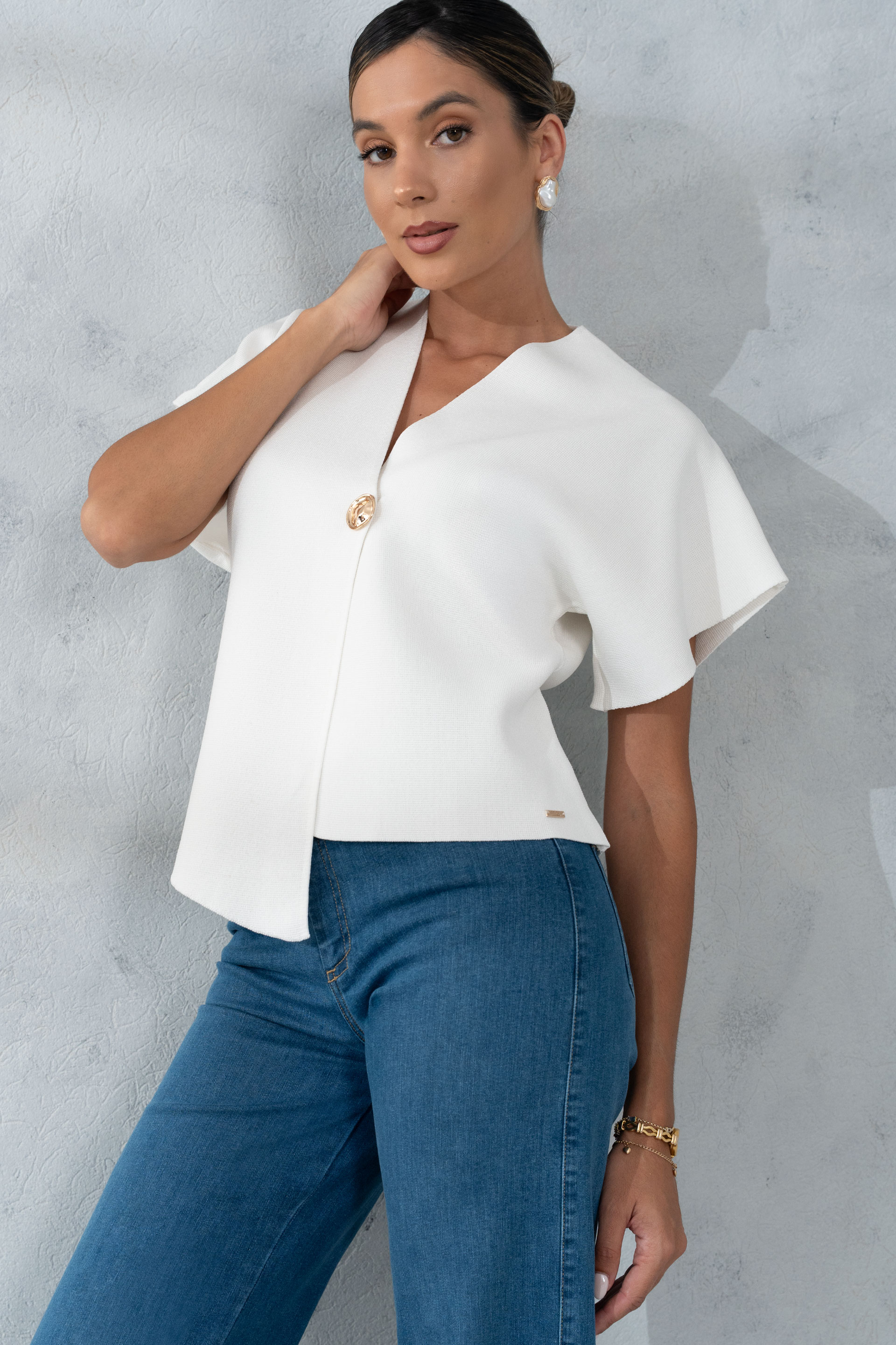 Casaco curto em malha com botão dourado