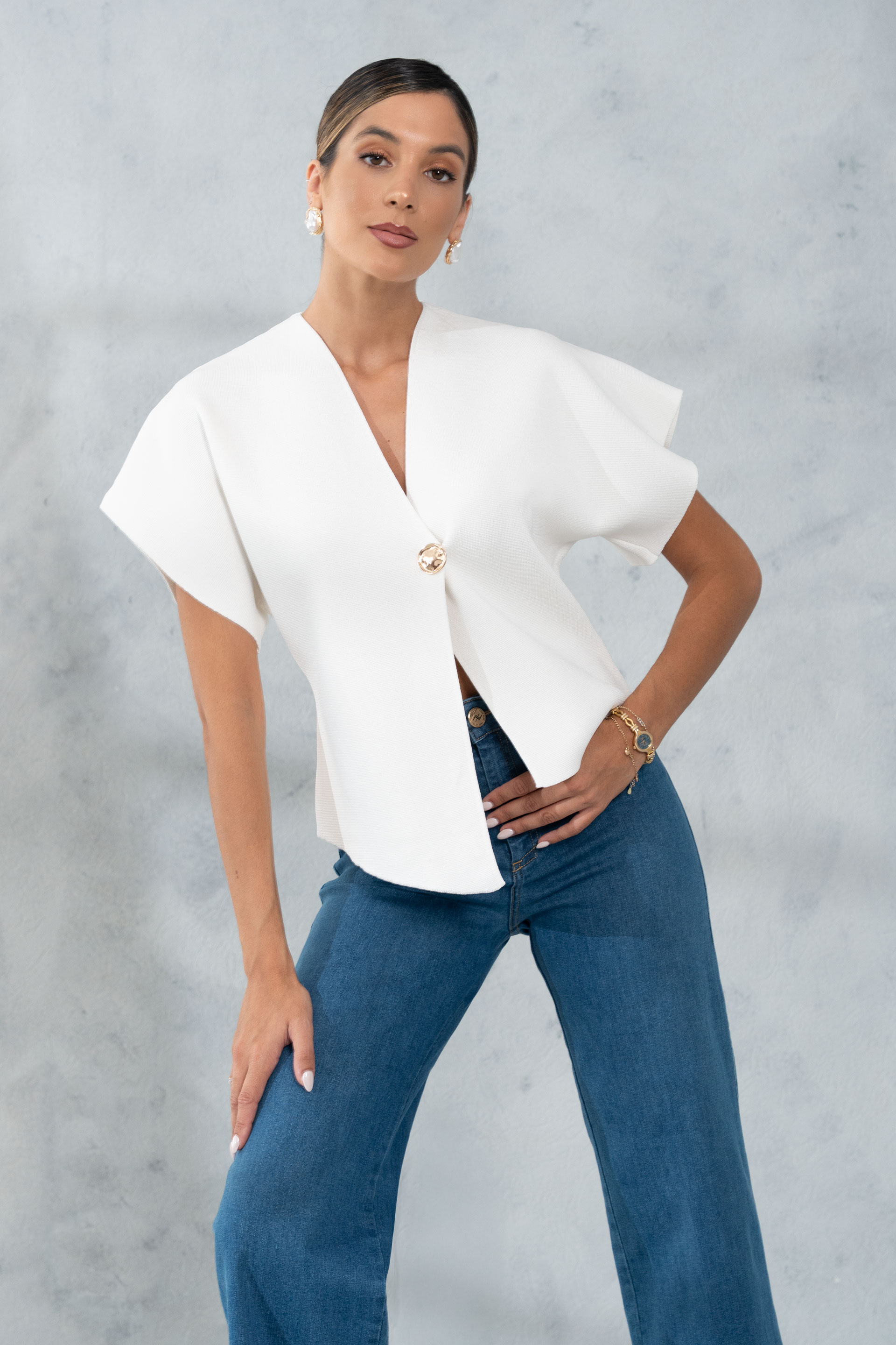 Casaco curto em malha com botão dourado