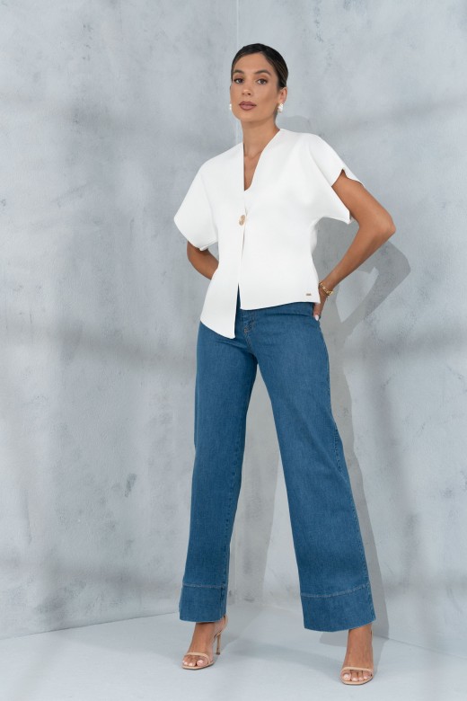 Jeans wide leg de cintura subida com detalhe de costura