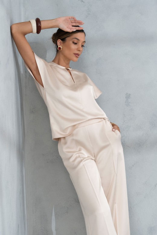 Blouse satine avec encolure en v discrte